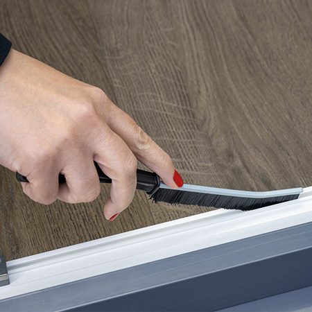 Fugen- und Spaltenreiniger zur leichten Reinigung der Fugen von Balkon- oder Terrassentüren